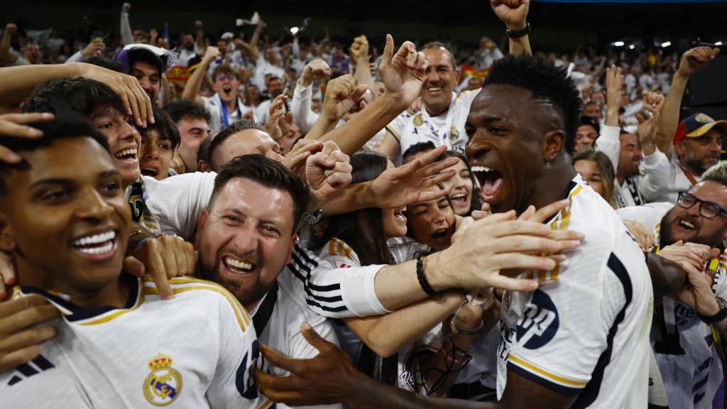 Vinicius y Rodrygo se dan un baño de masas tras la victoria en El Clásico