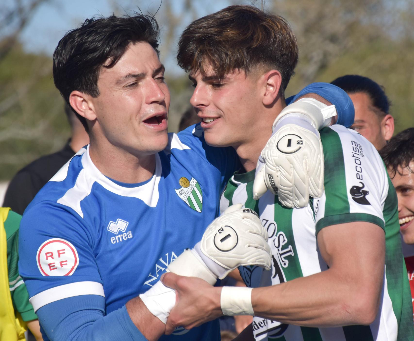 Rabanillo felicitando a Adri Pica, autor del primer gol