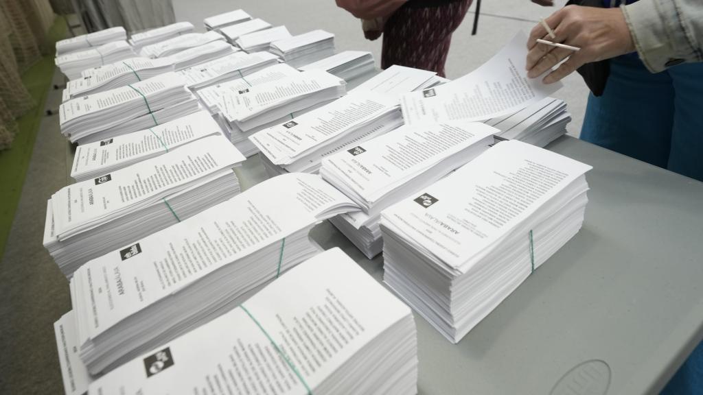 Ciudadanos ejercen su derecho al voto en las elecciones al Parlamento vasco.