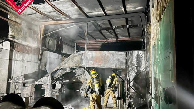 Los bomberos de Alicante, en la intervención en el incendio.