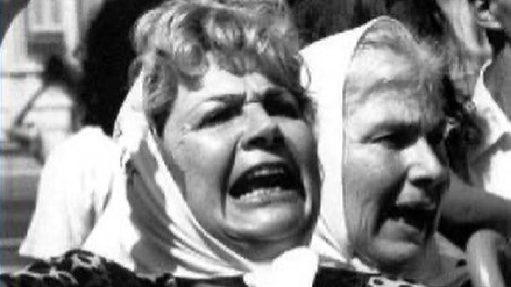 Un fotograma del documental 'Las Madres de la Plaza de Mayo' (1985), dirigido por Lourdes Portillo
