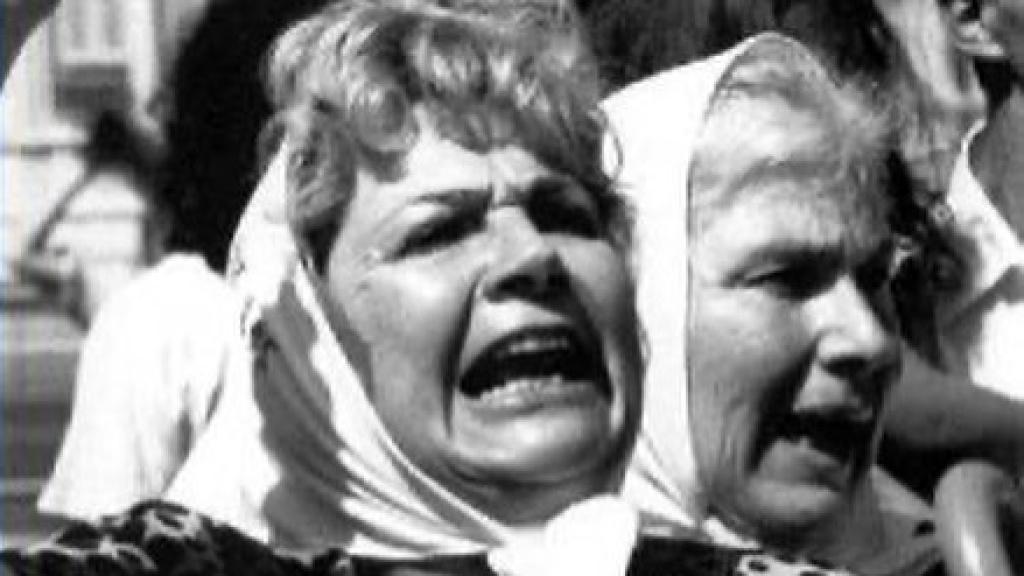 Un fotograma del documental 'Las Madres de la Plaza de Mayo' (1985), dirigido por Lourdes Portillo