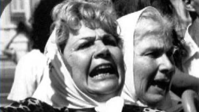 Un fotograma del documental 'Las Madres de la Plaza de Mayo' (1985), dirigido por Lourdes Portillo