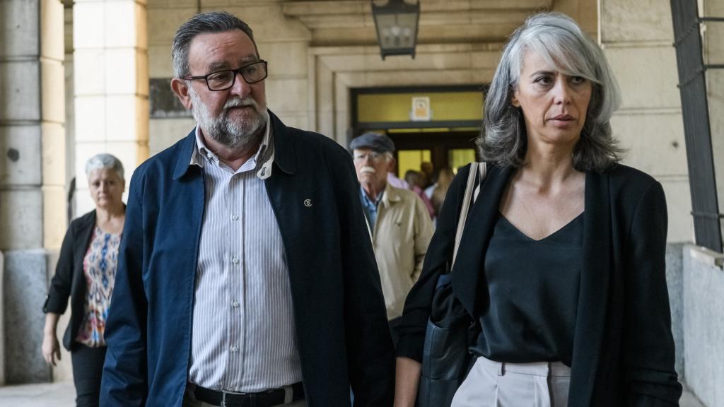 El exsecretario general de UGT-A, Francisco Fernández Sevilla, acompañado por su letrada.
