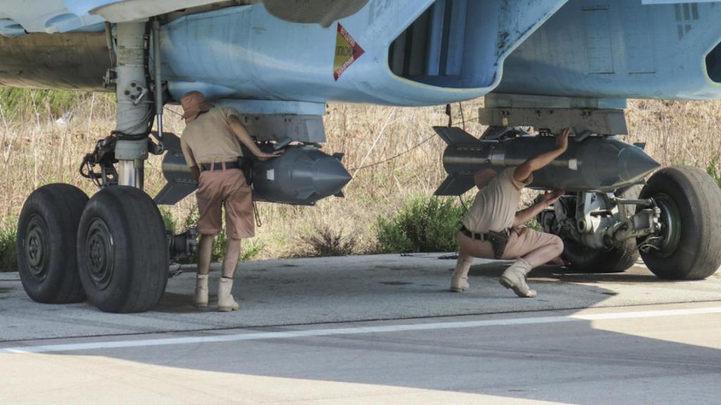 Personal militar ruso integrando dos bombas KAB-500S en un caza Sukhoi