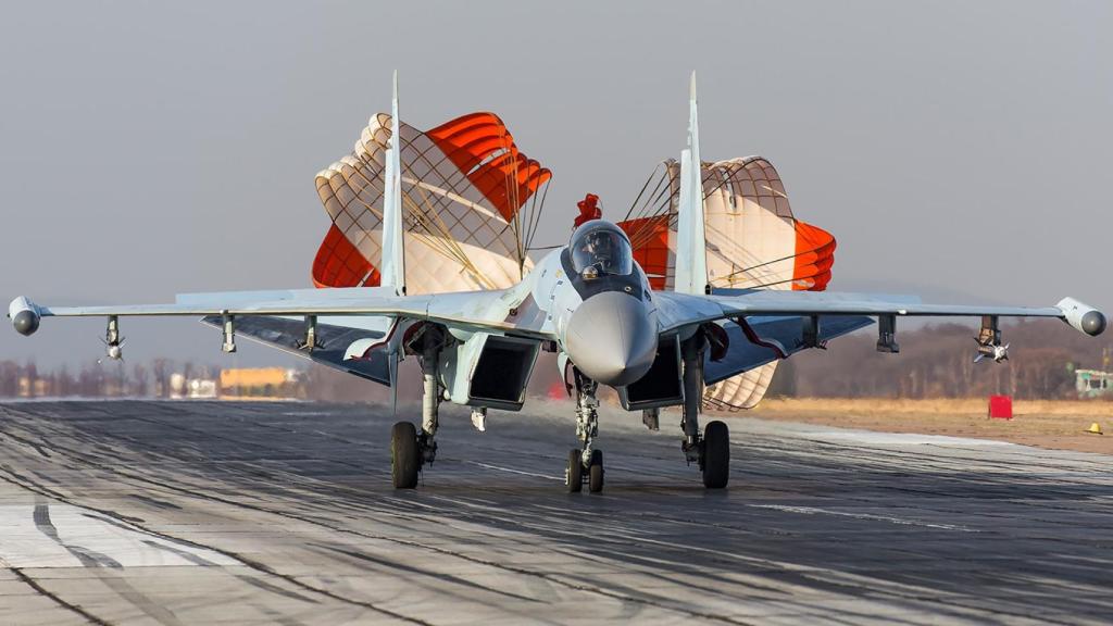 Sukhoi Su-35S ruso frenando tras el aterrizaje