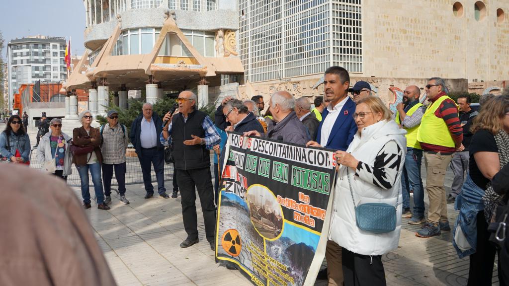 Manifestación del pasado 20 de marzo convocada por la Plataforma de Suelos Contaminados ante la Asamblea Regional.