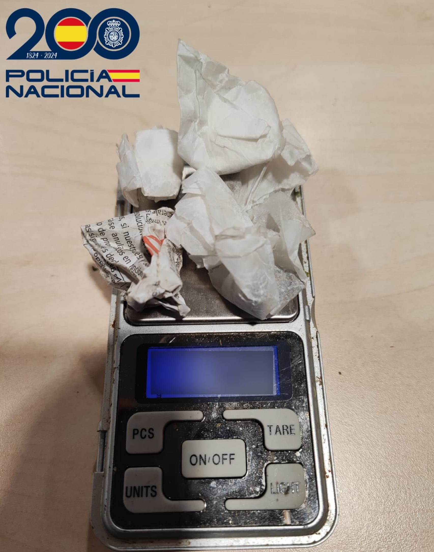 Incautación de droga y objetos prohibidos por la Policía Nacional de Salamanca