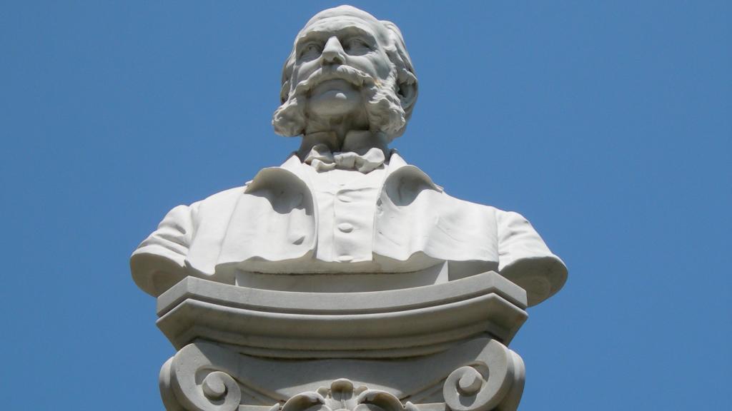 Estatua de Finlay en el Museo de Historia de La Habana.