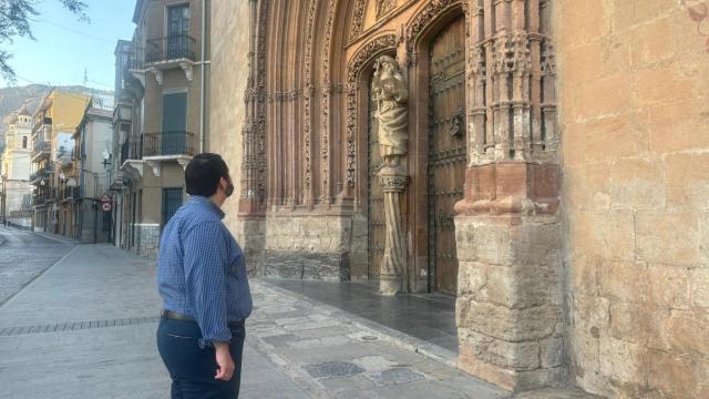El concejal de turismo de Orihuela, frente a la Iglesia Parroquial de Santiago Apóstol.