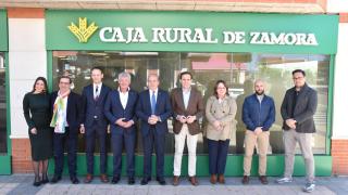 Imagen de familia de la apertura de la oficina de Caja Rural en Arroyo