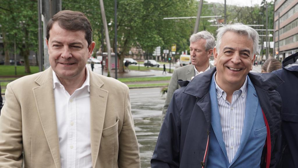 El presidente de la Junta, Alfonso Fernández Mañueco, y el candidato del PP en el País Vasco, Javier de Andrés, en un acto de campaña.