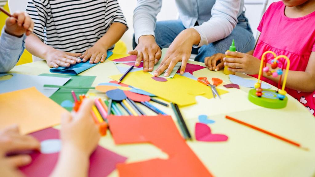 Unos niños en un aula de infantil.