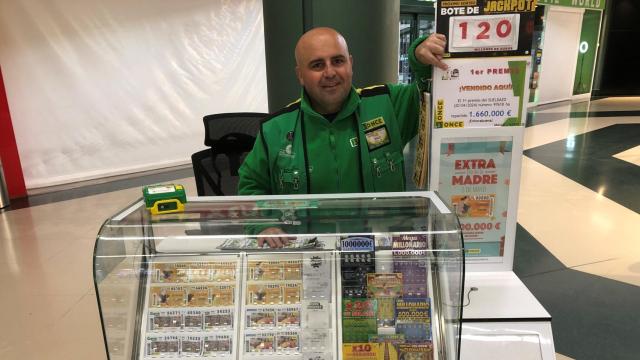 Francisco Samuel Zazo en su punto de venta en el centro comercial El Bulevar