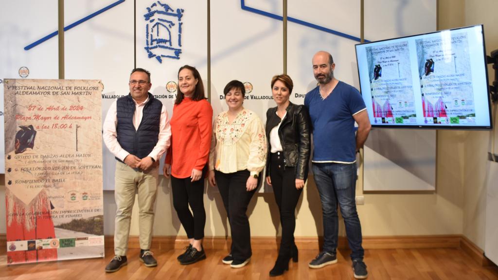 El diputado de Familia e Igualdad, Acción Social y Centros Residenciales, Alfonso Romo; la presidenta de la Asociación de Danzas Aldea Maior, Alicia Olmedo; y la teniente de alcalde de Aldeamayor de San Martín, Virginia Almanza