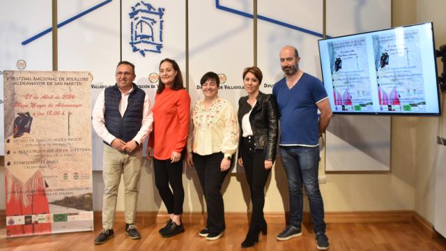 El diputado de Familia e Igualdad, Acción Social y Centros Residenciales, Alfonso Romo; la presidenta de la Asociación de Danzas Aldea Maior, Alicia Olmedo; y la teniente de alcalde de Aldeamayor de San Martín, Virginia Almanza