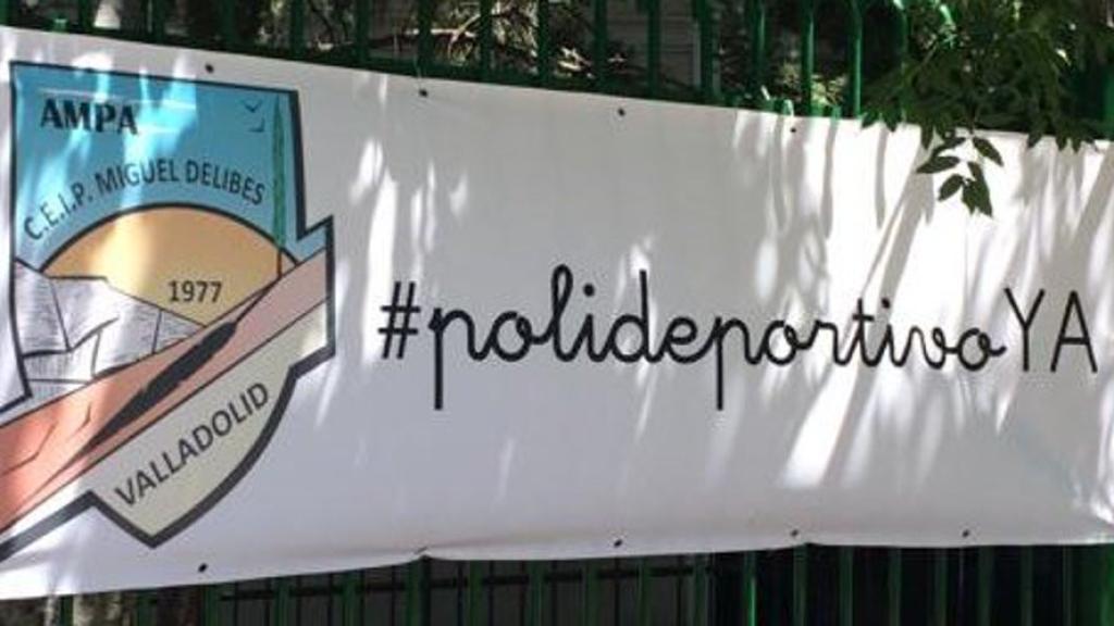Cartel reclamando el polideportivo en el colegio Miguel Delibes de Valladolid.