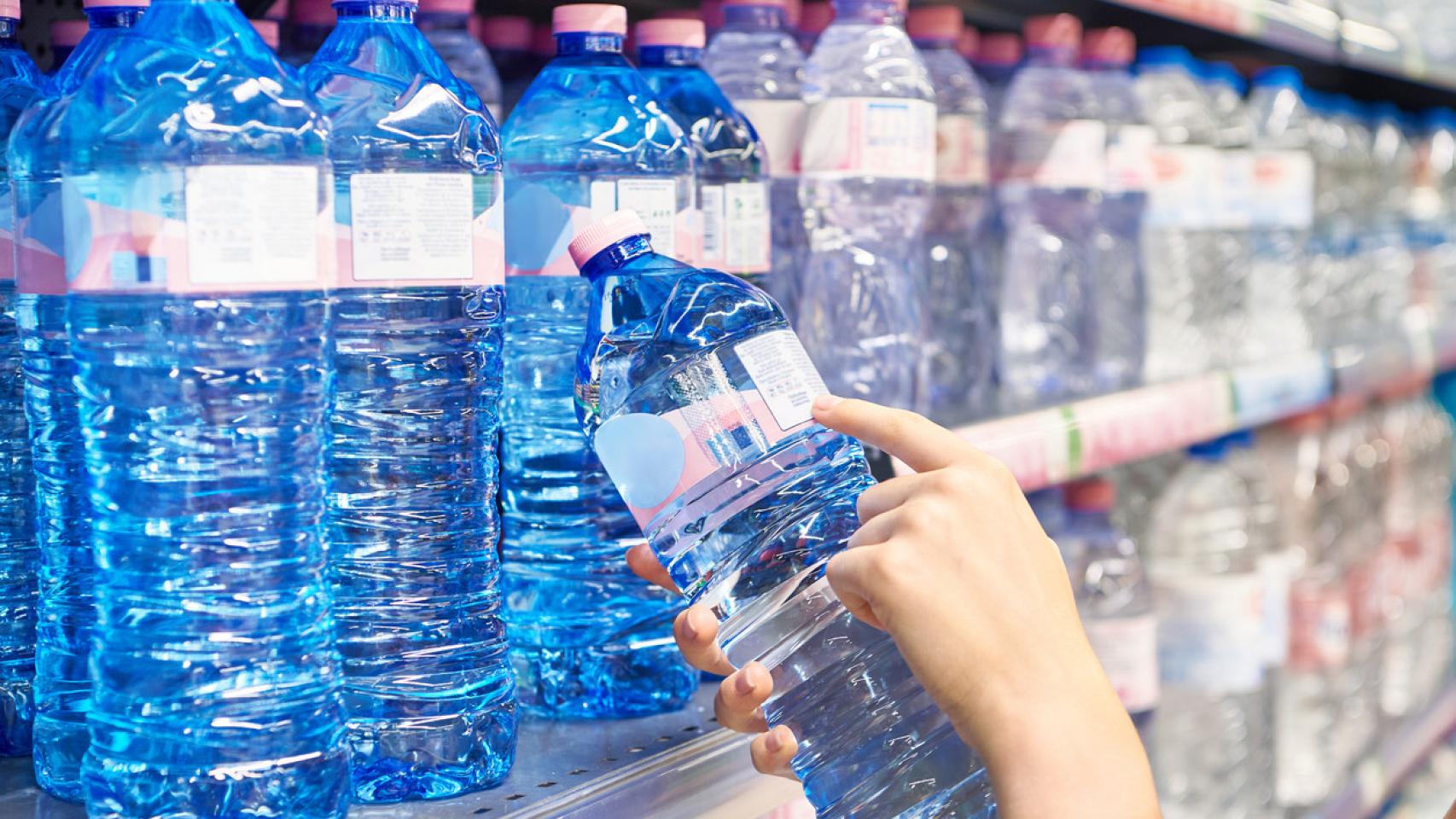 Agua embotellada del súper.