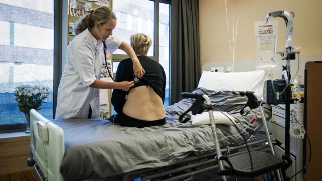 Una doctora examina a una paciente.