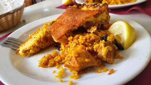 Un plato de arroz con costra.