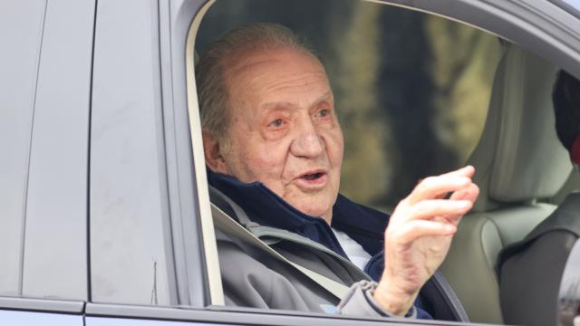 Juan Carlos I saludando a los medios de comunicación.