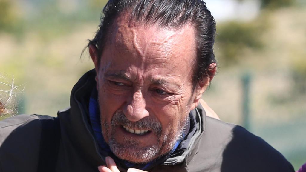 Julián Muñoz junto a sus dos hijas.