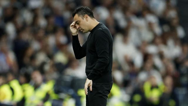 Xavi, pensativo durante El Clásico.