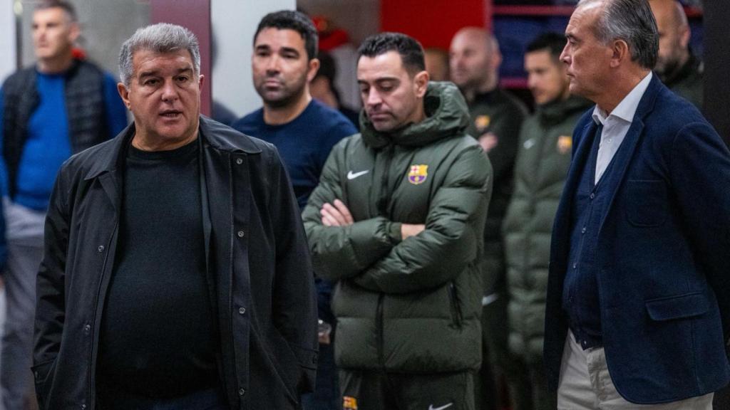 Joan Laporta en el vestuario del FC Barcelona con Xavi de fondo