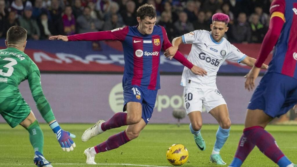 Christensen y Yan Couto disputan un balón durante un partido de esta temporada