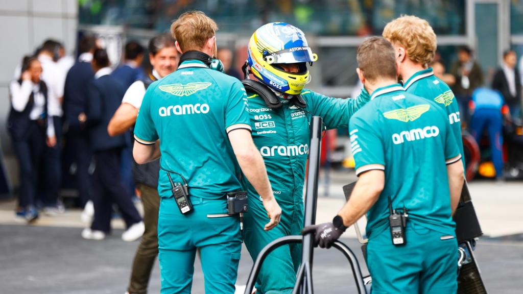 Fernando Alonso celebra con sus mecánicos el tercer puesto en la clasificación del GP de China 2024