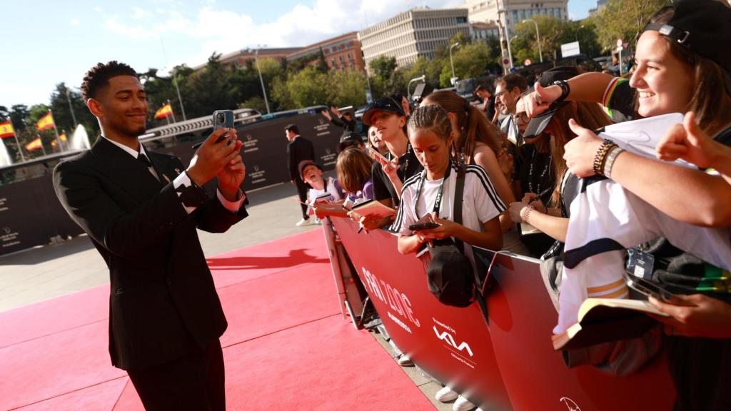 Bellingham se hace fotos con los fans en la alfombra roja de los Laureus