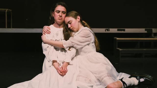 Valèria Sorolla y María  Cerezuela en un ensayo de 'Primera sangre'. Foto: Luz Soria