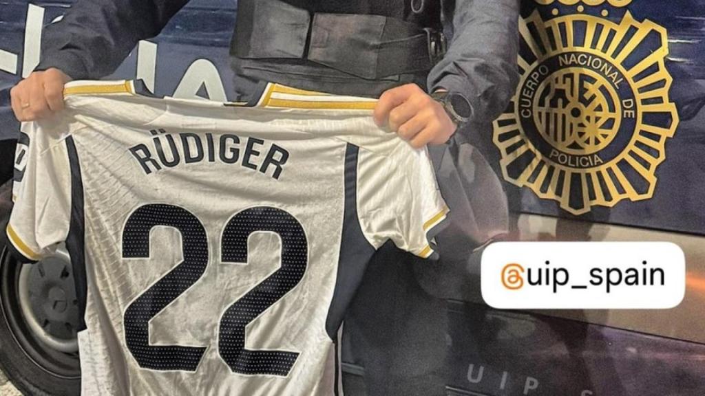 El policía posa con la camiseta de Antonio Rüdiger.