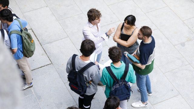 Varios alumnos a punto de realizar la EvAU. / Foto: Javier Longobardo.