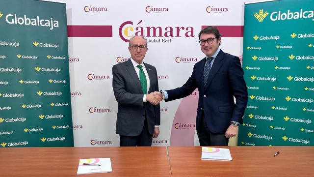 Mariano León (i), presidente de Globalcaja, y José Luis Ruiz (d), presidente de la Cámara de Ciudad Real.