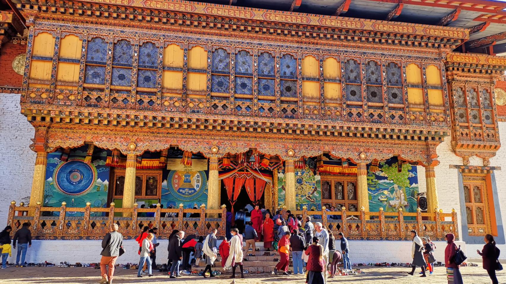 Bután, un país budista en la cordillera del Himalaya, atractivo por sus paisajes y cultura