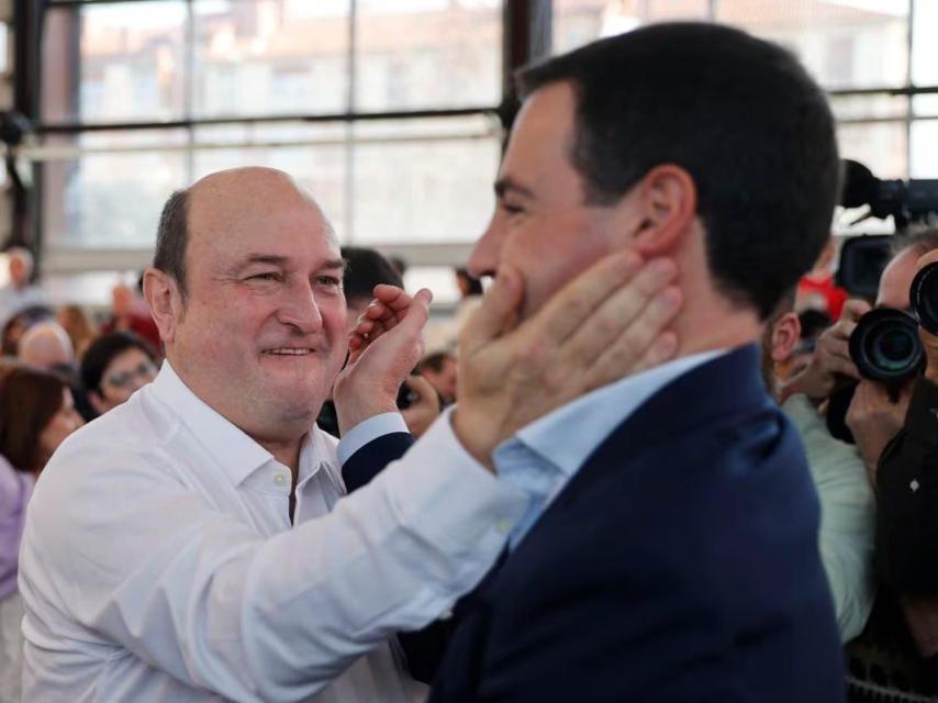 El presidente del PNV, Andoni Ortuzar, saluda a Imanol Pradales.