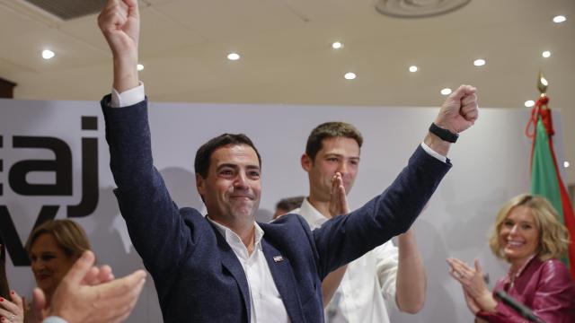 Imanol Pradales, candidato del PNV, celebra los resultados de las elecciones vascas.