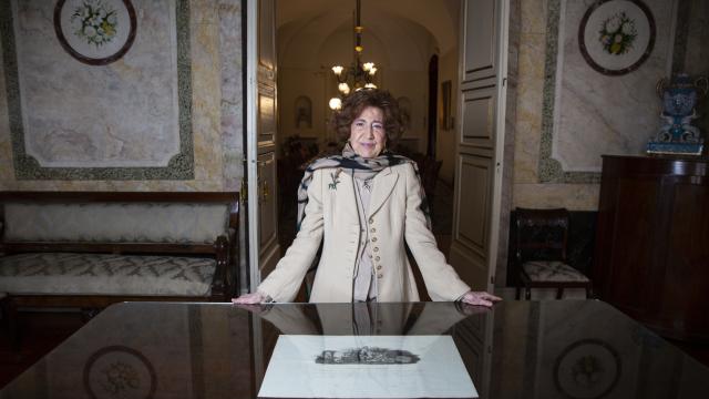 Carmen Iglesias con la sala de juntas de la Real Academia de la Historia a su espalda.