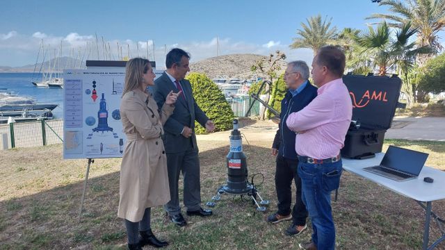 Una de las boyas instaladas en el Mar Menor.