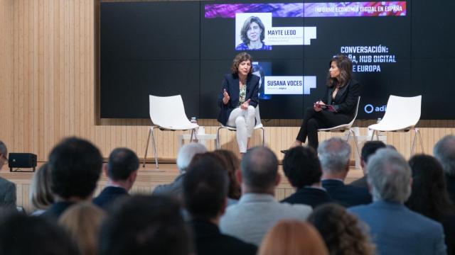 La secretaria de Estado de Digitalización e Inteligencia Artificial, Mayte Ledo, junto a la presidenta de Adigital, Susana Voces, durante la presentación del informe.