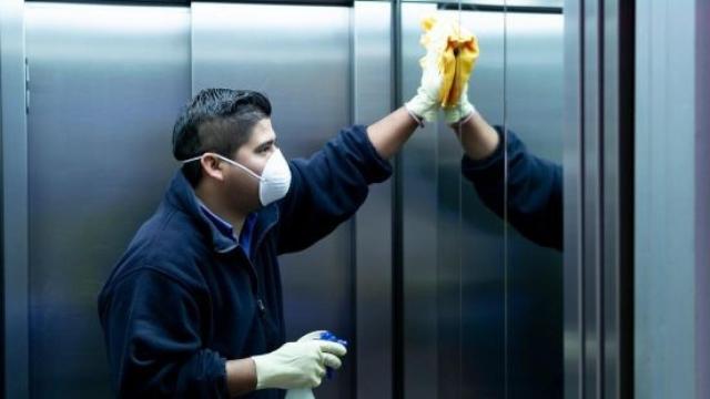 Operario realizando labores de limpieza