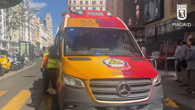 Los servicios de Emergencias Madrid atendiendo a la mujer atropellada en Callao.