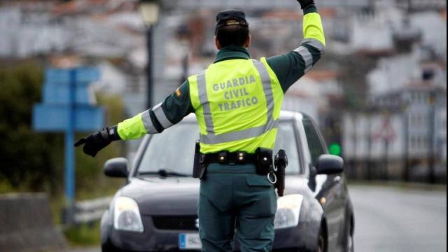 Un guardia de tráfico parando a un coche para un control