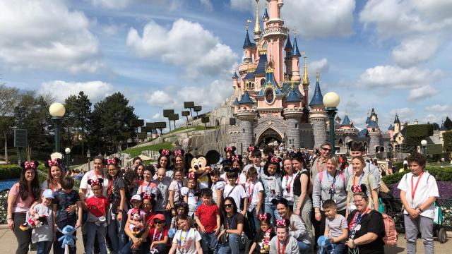 Los niños de Juegaterapia junto a sus familias en Disneyland París.
