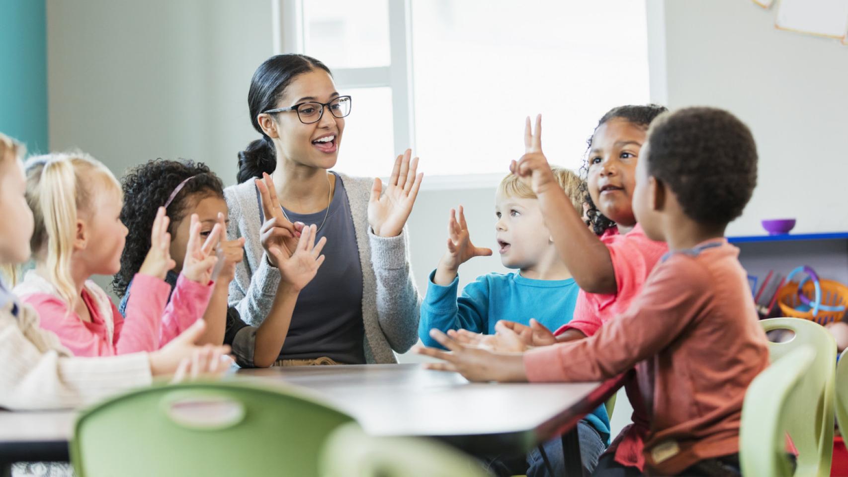 Imagen de niños en un taller.
