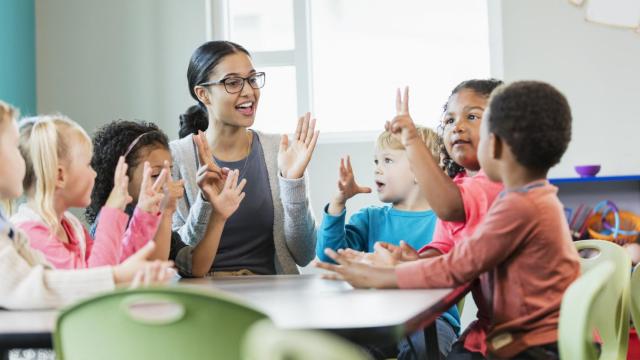 Imagen de niños en un taller.