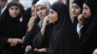 Un grupo de mujeres jóvenes con el velo islámico en Irán.