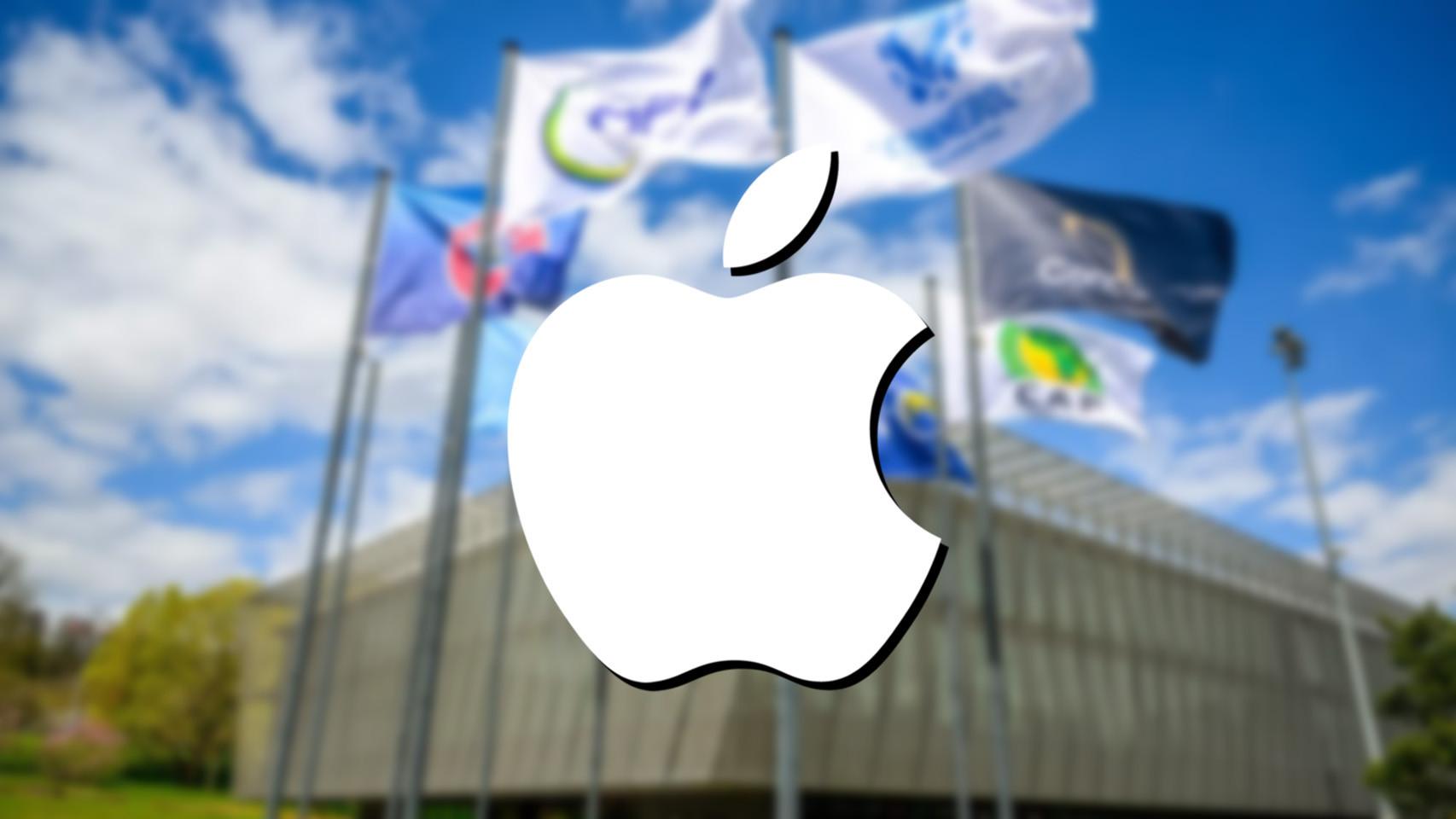 Fotomontaje con el logo de Apple y banderas con el logo de la FIFA.