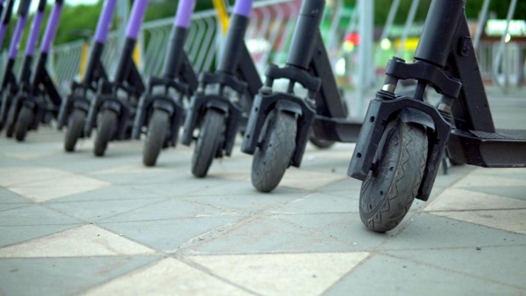 Imagen de unos patinetes eléctricos aparcados.